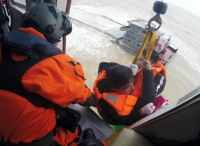北海救助飞行队大风浪中解救遇险船员