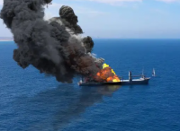 美国海军在阿曼海域从燃烧的船上救出了毒品走私者
