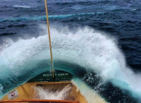 悉尼船员拍震撼航海照 近距离体验巨浪滔天
