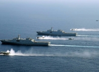 南海舰队两栖登陆兵力演练夺岛 国产气垫船亮相
