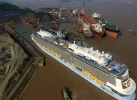 “海洋赞礼号”入港保养 国内船厂首次承修豪华邮轮