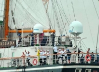“帕拉达”号大帆船离青 船员频挥手告别
