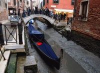 “水城”威尼斯遇罕见低潮，船只搁浅如废弃之城