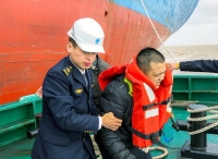 100分钟生死转移 舟山海事局成功救助一急病船员