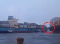 突发！又撞船了，刚刚马士基与赫伯罗特集装箱船在卡亚俄港碰撞！