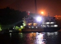 突发！重庆东港码头一船搁浅险船员被困，连夜紧急救援