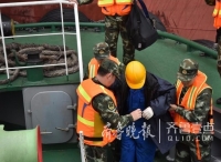 外籍轮船上中国船员受伤，威海边检官兵出海相救