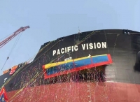 全球首艘40万吨智能超大型矿砂船（VLOC）“明远”号今天在上海命名交付