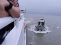 惊！长江口“幽灵”船抗法逃逸，冲撞海事公务船