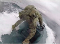 美国海岸警卫队员跳上毒贩潜艇，缴获7.7吨毒品