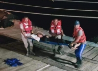 海上接力大救援！执法船和渔运船狂奔救助受伤船员