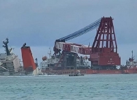 中国起重船开始打捞触礁散货船“Wakashio”号船尾残骸