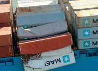 突发！堆垛倒塌货柜落水！另一满载中国货物集装箱船被劫持，9名船员被绑架