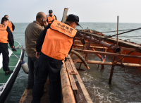 采砂船进水遇险2船员被困 广东海警紧急救助