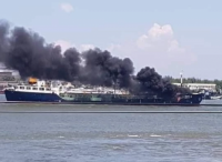 泰国湄南河上一艘油轮发生爆炸 造成1死4伤