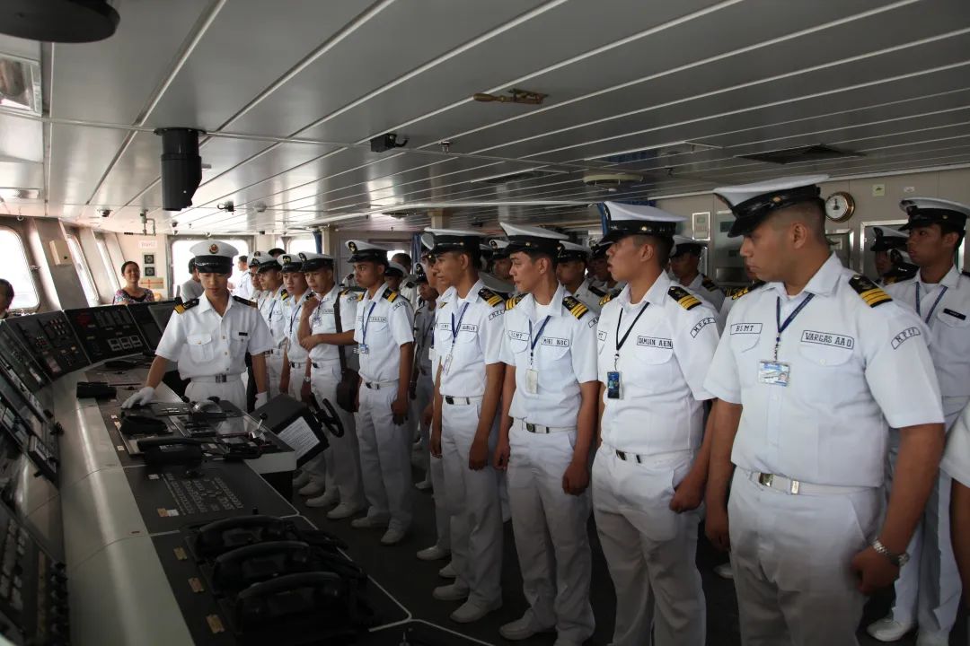 菲律宾航海类院校学生上船参观交流.jpg
