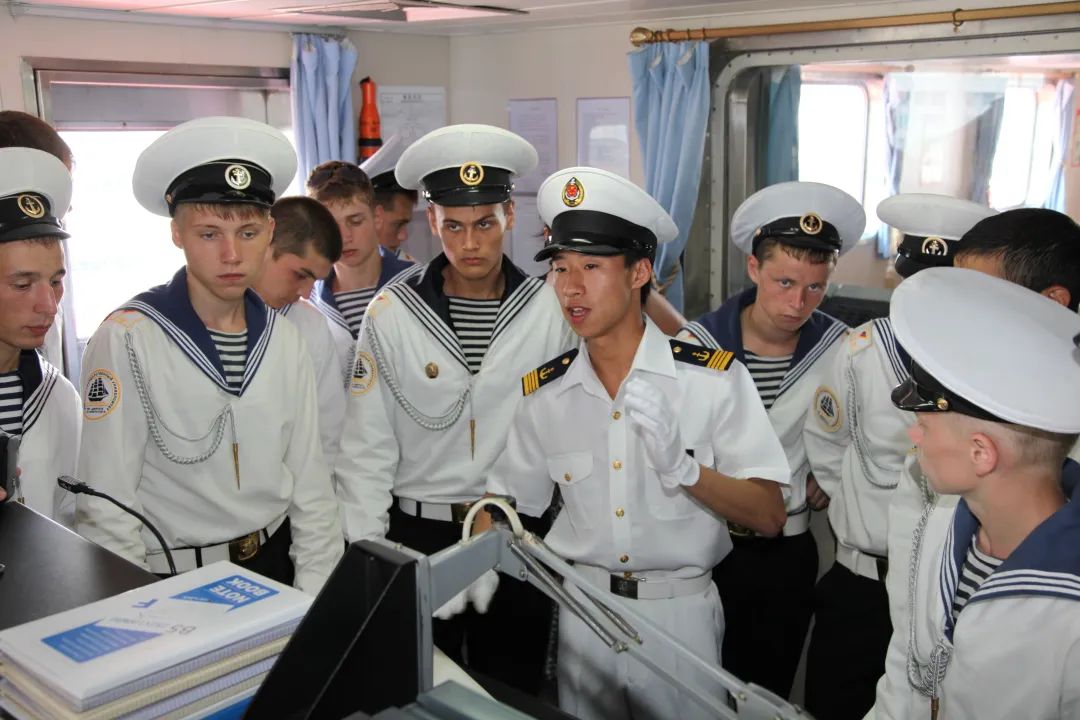 俄罗斯航海类院校学生上船参观交流.jpg