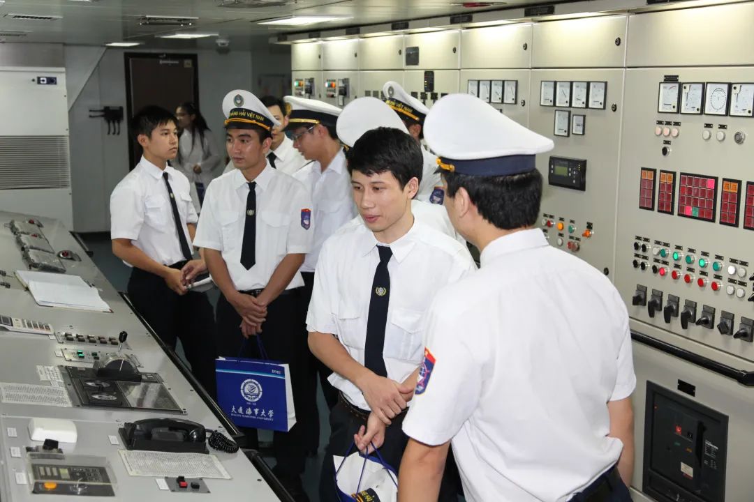 越南航海类院校学生上船参观交流.jpg