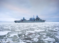 055万吨巡洋舰在冰海中航行