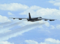 美军B-52轰炸机飞行时发动机掉落 残骸坠海
