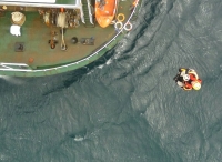 巴拿马货轮机舱进水 13名船员获救