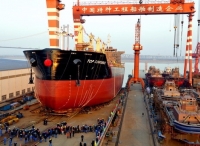 镇江船厂全球首艘“海骆驼”型大型重吊杂货船下水
