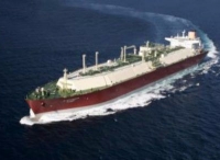一艘大型LNG船遭油船撞击
