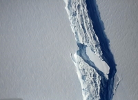 南极大冰山分裂崩离面积相当于一个上海