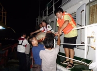 广州海事部门争分夺秒救助一名受伤船员