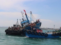 石狮永宁一渔船触礁搁浅 13名船员获救
