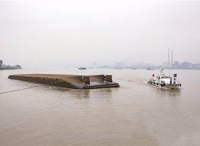 黄石一报废船险撞上长江大桥 海巡艇及时拦截