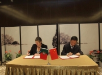 王宏与葡萄牙海洋部部长维托里诺共同签署文件