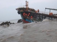 一艘油船长江口搁浅9名船员全部获救
