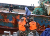 福建海警三支队成功救助10名遇险船员