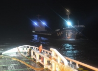 受台风影响一万吨货船偏荡失控15名船员遇险，现已获救