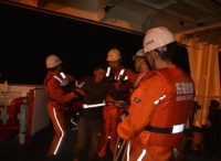 东海救助局大风浪中成功救助13名遇险船员