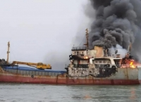 宁德海域一油船突发大火
