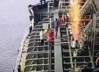 突发！一油化船货舱闪爆 三船员跳水两人受伤