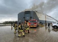 突发！一艘汽车运输船爆炸起火 多名消防人员受伤