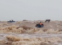 九级台风来袭，一艘越南挖泥船突然沉没！