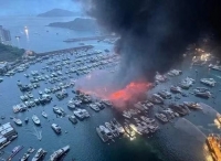 香港仔南避风塘30艘船起火10多艘沉没