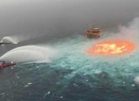 恐怖！墨西哥国油水下管道发生气体泄漏海上燃起大火