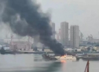 东北某船厂突发大火！一艘白色双体船着了！