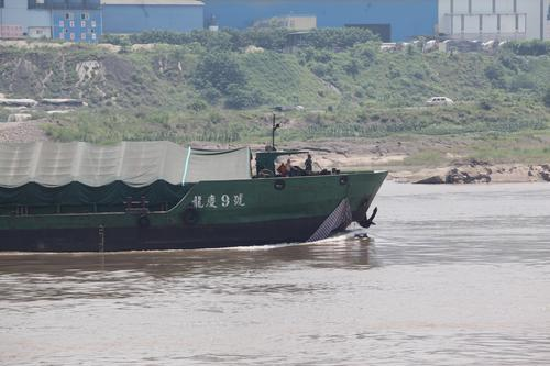 重庆两货船碰撞后翻覆 六名船员逃生