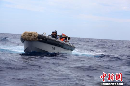 医疗救助小组登临JAG LATEEF船，搭载2名特战队员的小艇位商船周边警戒。　朱宇晗 摄