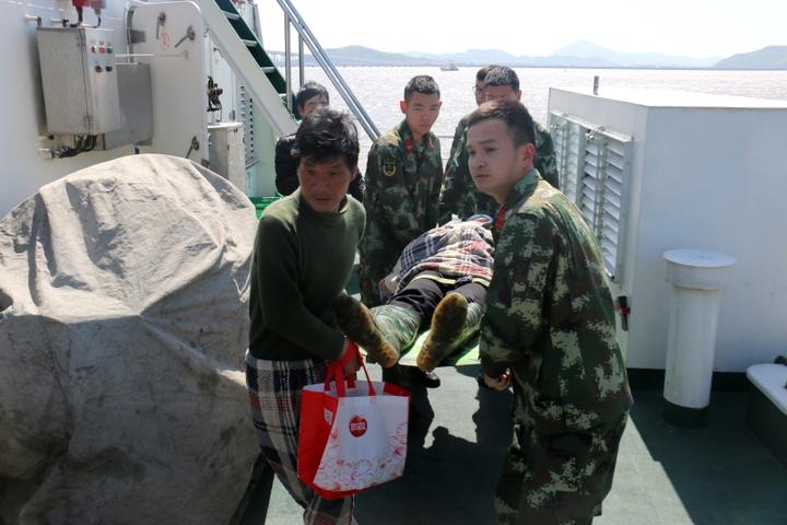 危急时刻,浙江海警二支队紧急派遣正在海上执勤的海警33102舰展开救援